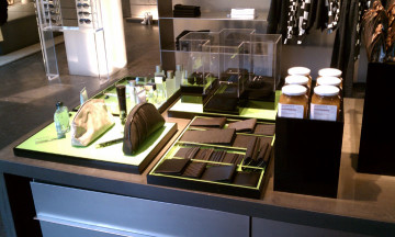 custom acrylic trays, risers and display box